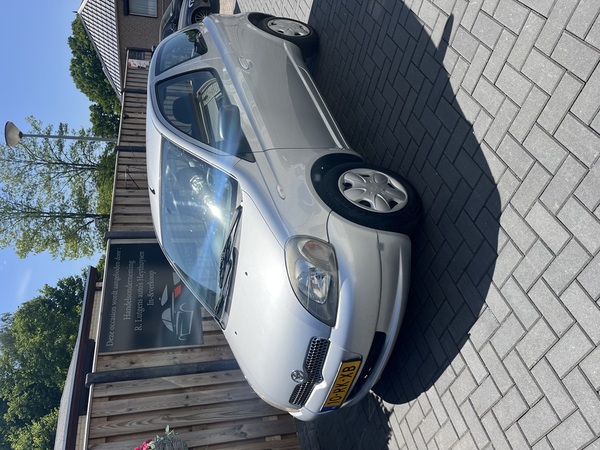 Toyota Yaris 1.3-16v VVT-i Sol Automaat 